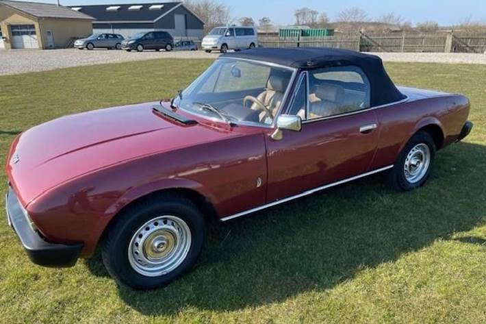 Rød Peugeot 504 fra 1980 set udefra