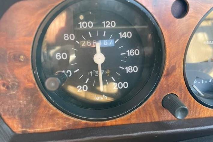 Rød Peugeot 504 fra 1980 set indefra