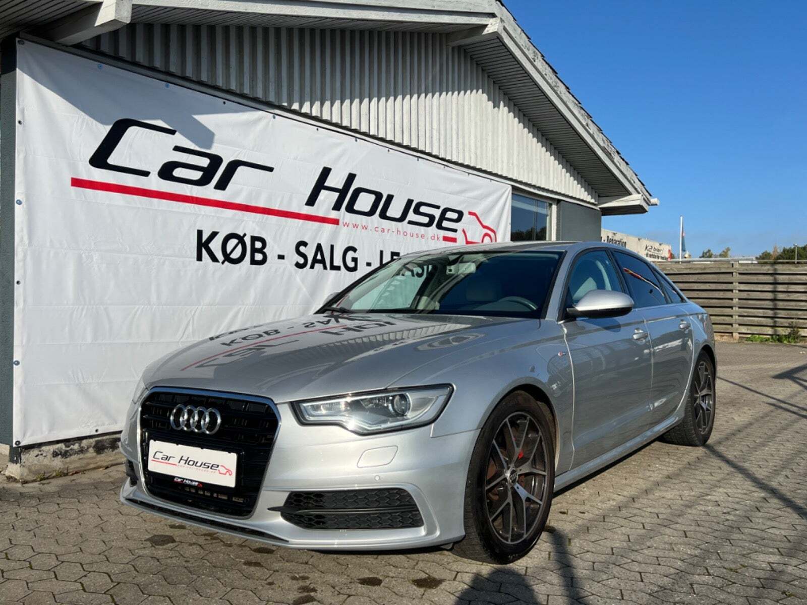 Sølv Audi A6 fra 2014 set udefra