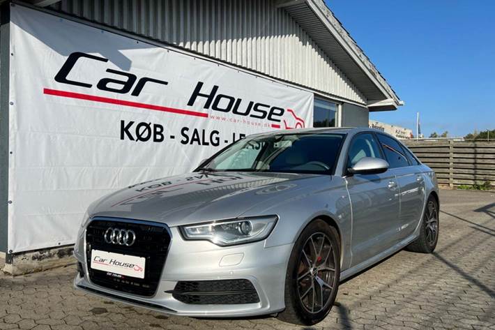 Sølv Audi A6 fra 2014 set udefra