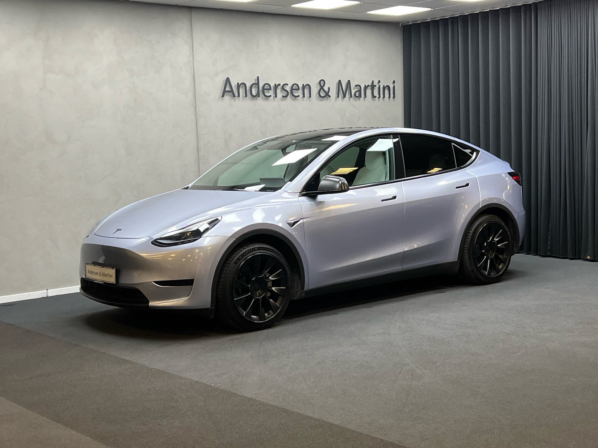 Blå Tesla Model Y fra 2022