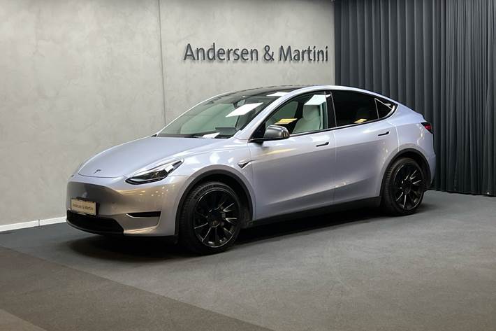 Blå Tesla Model Y fra 2022