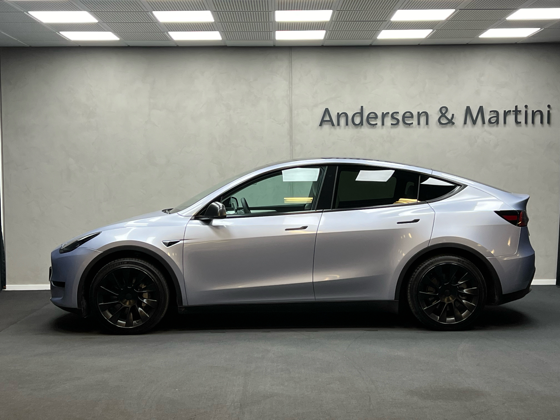 Blå Tesla Model Y fra 2022