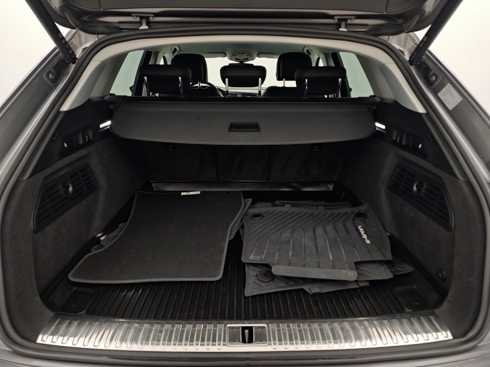 Grå Audi e-tron fra 2022