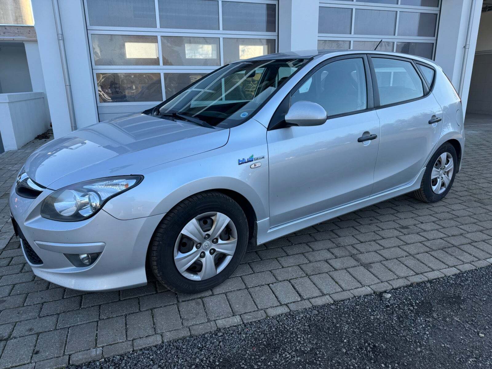 Sølv Hyundai i30 fra 2011 set udefra
