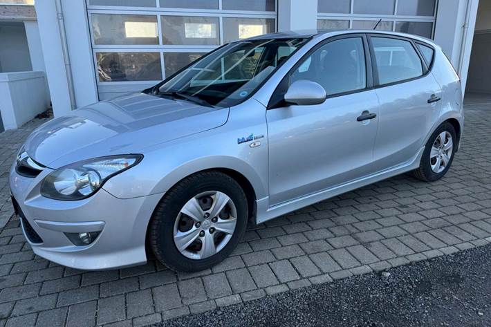 Sølv Hyundai i30 fra 2011 set udefra