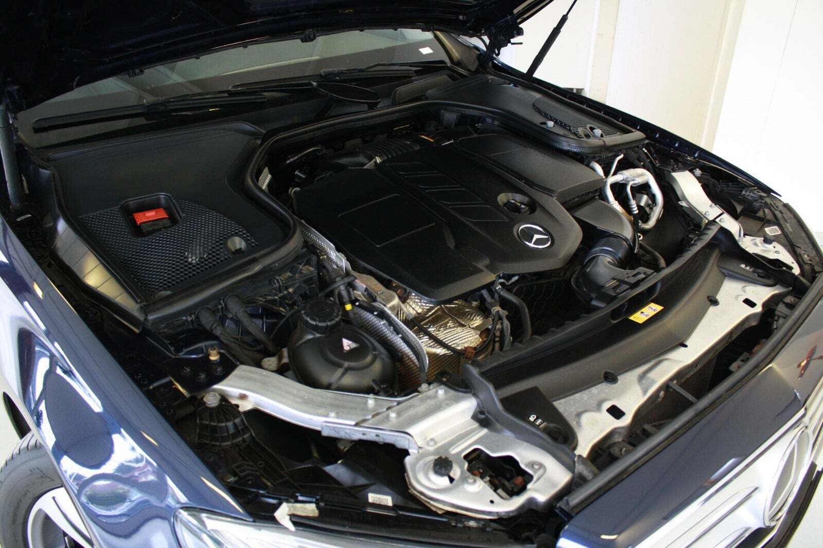 Blå Mercedes E220 d fra 2017