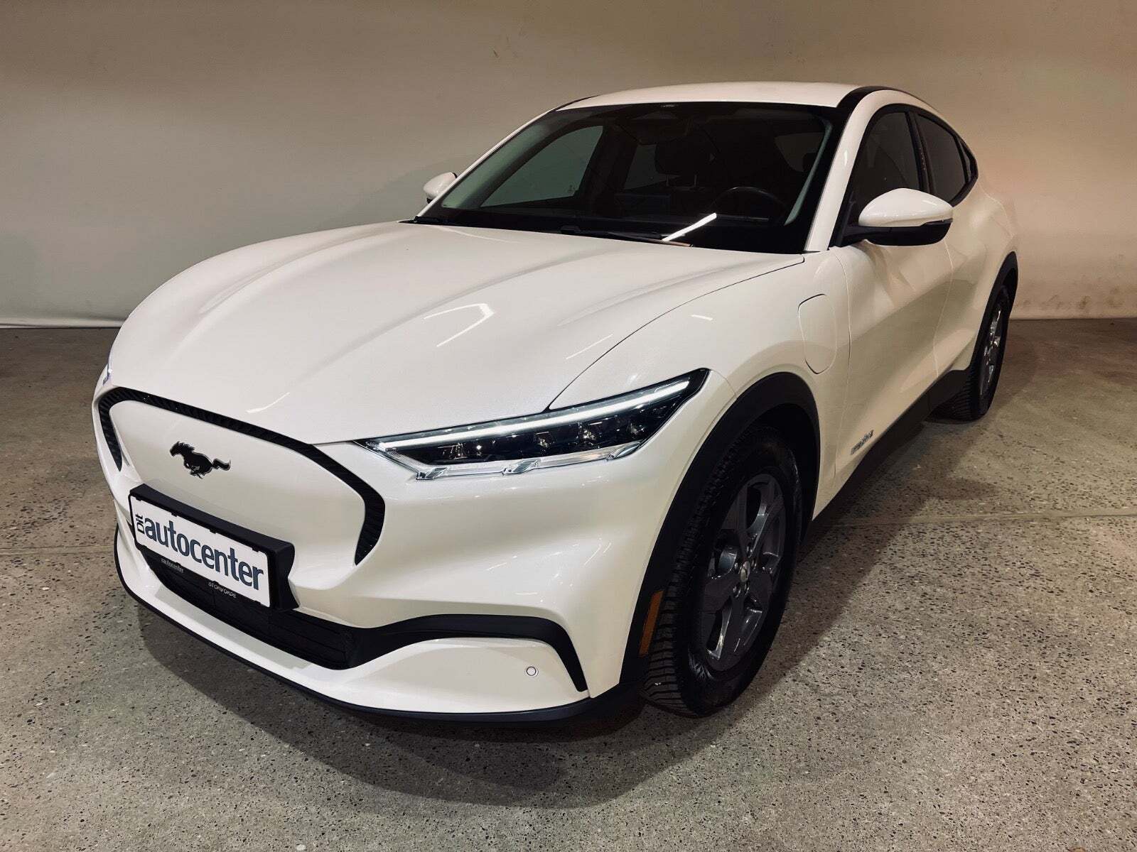 Hvid Ford Mustang Mach-E fra 2021 set udefra