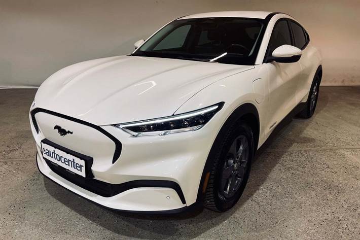 Hvid Ford Mustang Mach-E fra 2021 set udefra