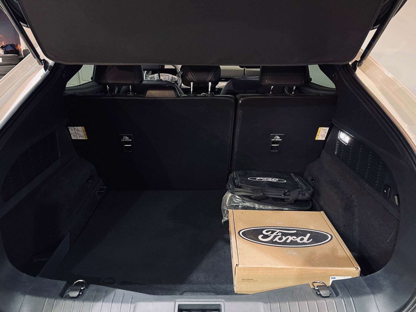 Hvid Ford Mustang Mach-E fra 2021