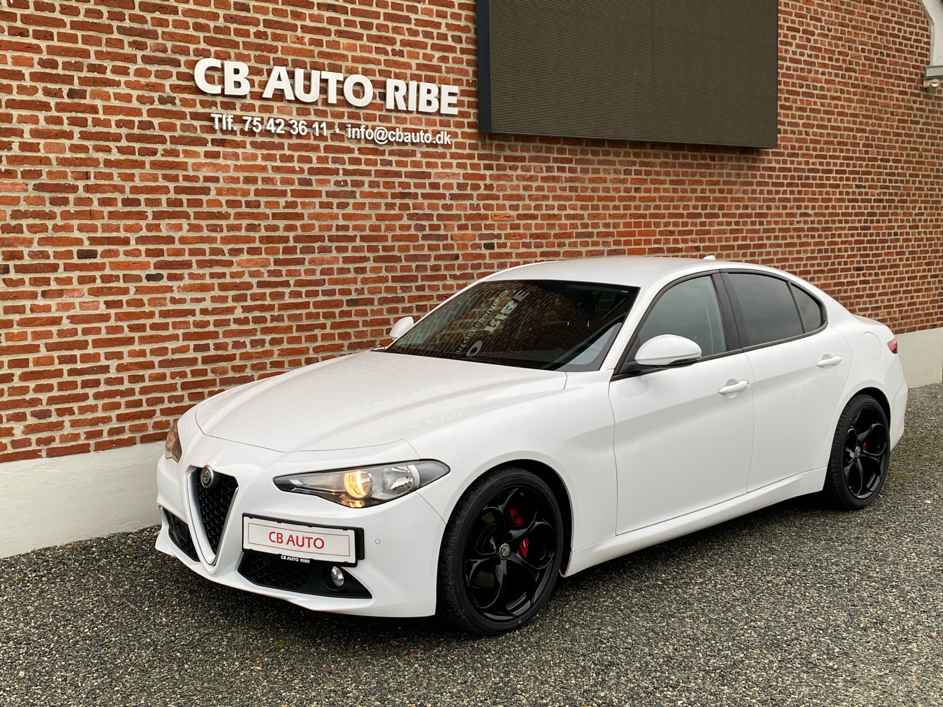 Hvid Alfa Romeo Giulia fra 2017 set udefra