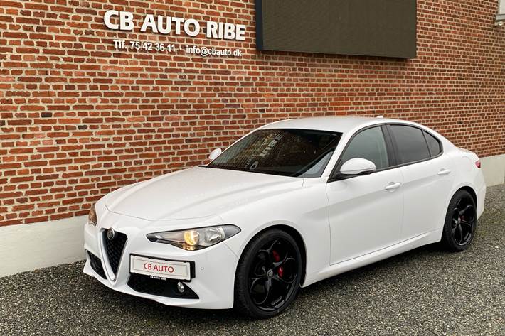 Hvid Alfa Romeo Giulia fra 2017 set udefra