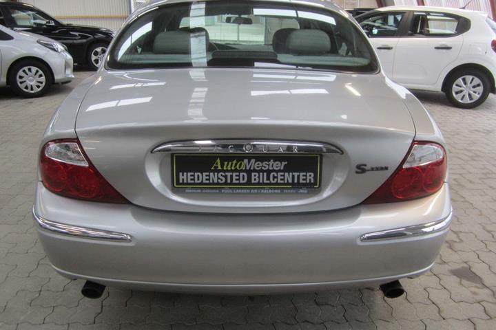 undefined Jaguar S-Type fra 1999 set udefra