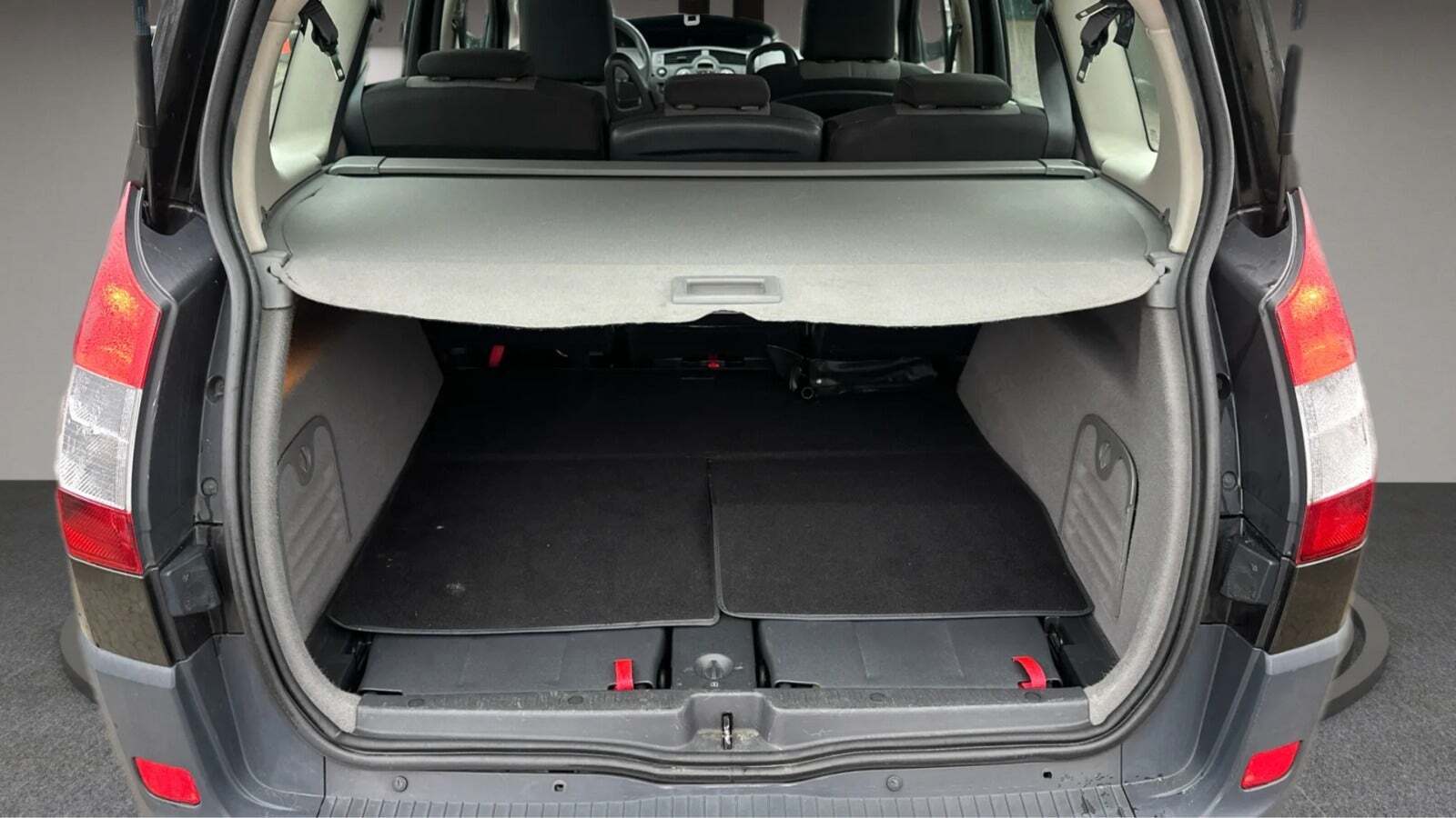 Sort Renault Grand Scenic I fra 2006 set indefra