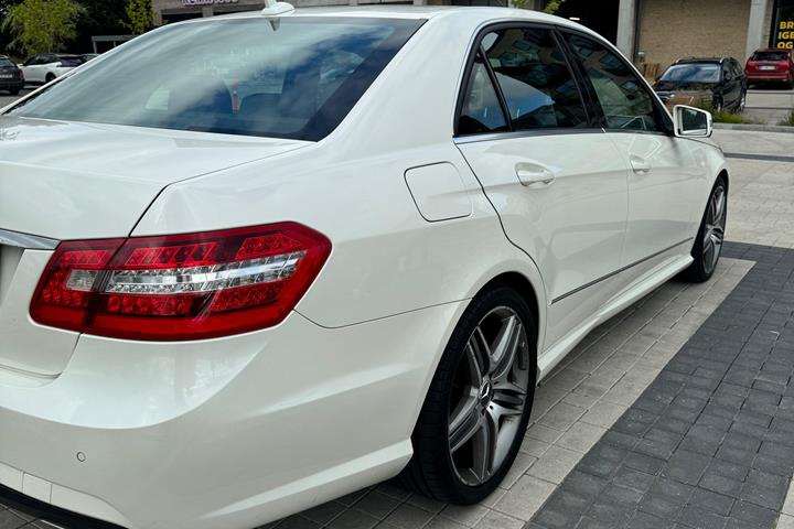 Hvid Mercedes E-Klasse fra 2012