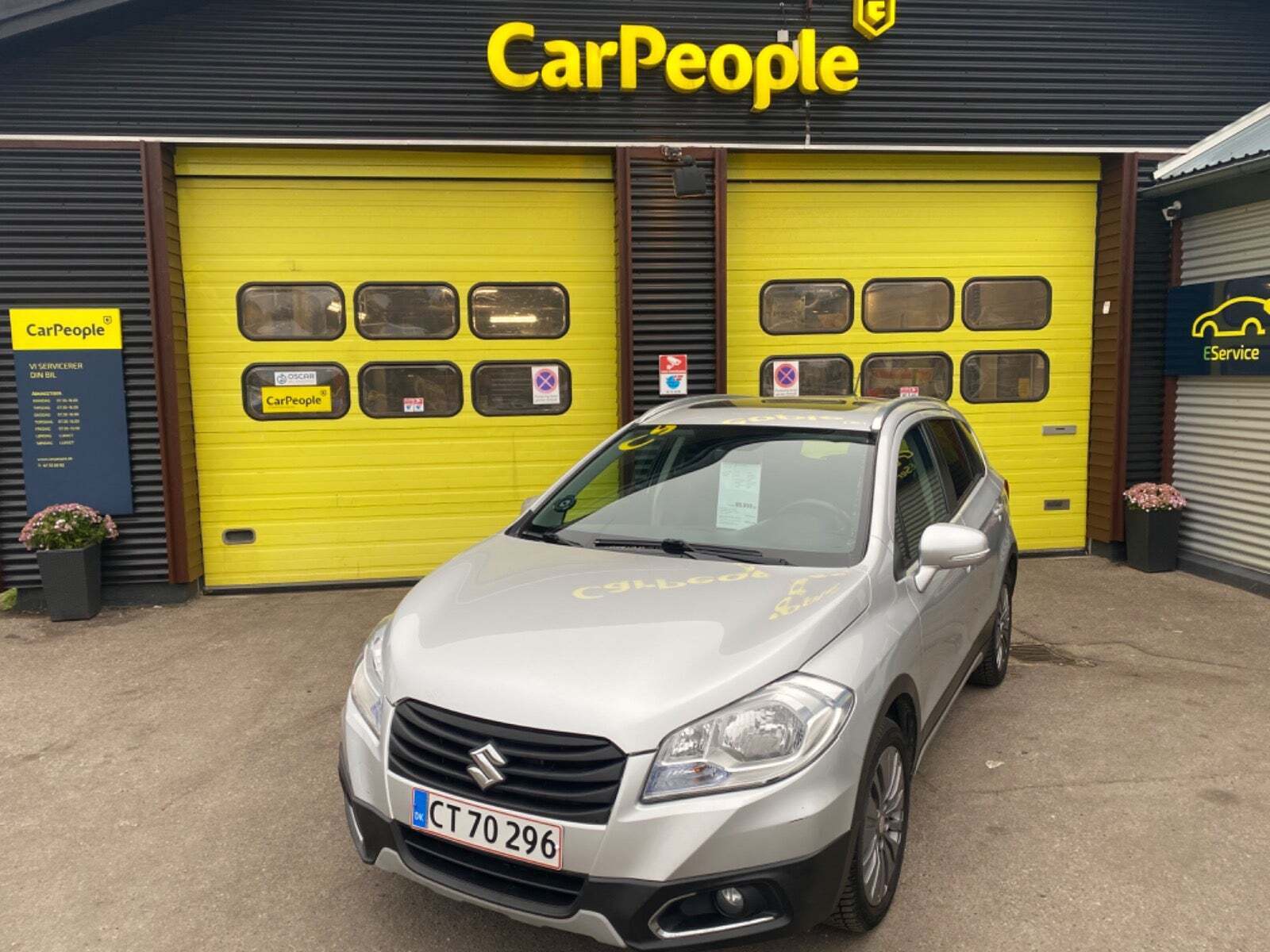 Sølv Suzuki S-Cross fra 2013 set udefra