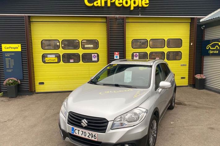 Sølv Suzuki S-Cross fra 2013 set udefra