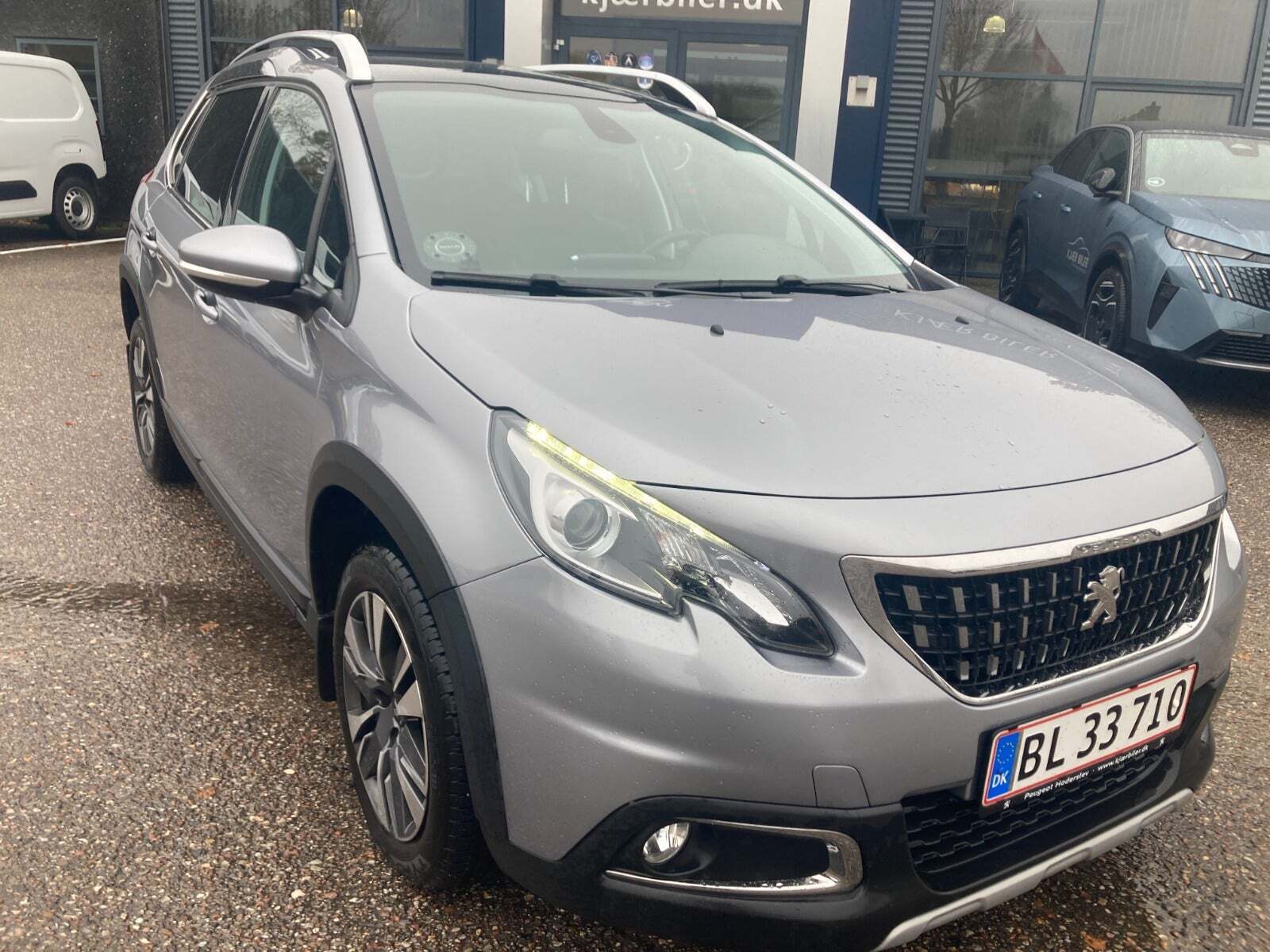 Grå Peugeot 2008 fra 2017 set udefra