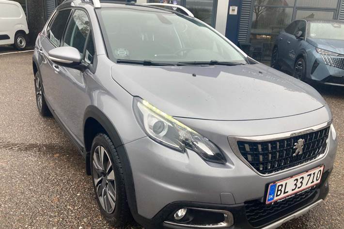 Grå Peugeot 2008 fra 2017 set udefra