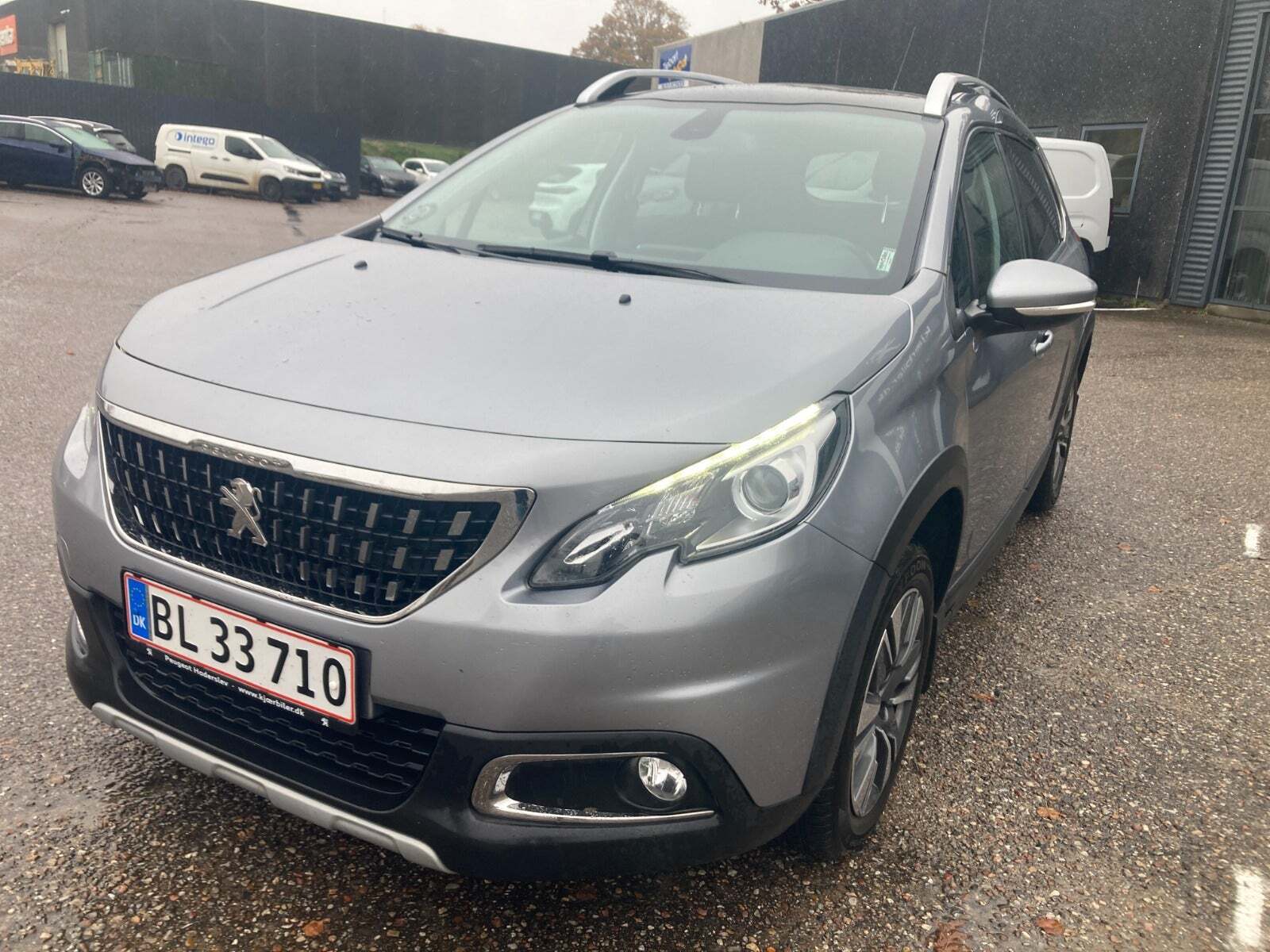 Grå Peugeot 2008 fra 2017