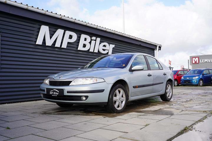 Sølv Renault Laguna II fra 2005 set udefra