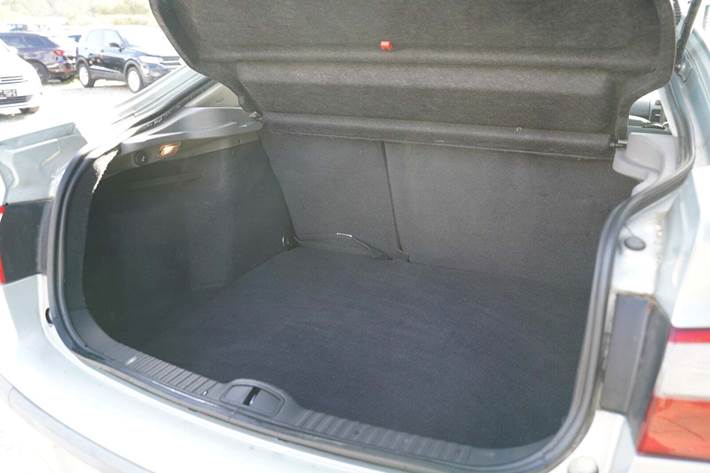 Sølv Renault Laguna II fra 2005 set udefra