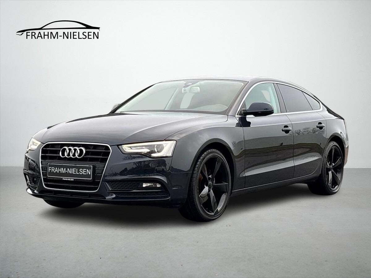 Blå Audi A5 fra 2014 set udefra
