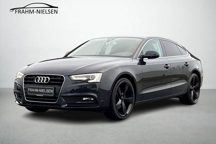 Blå Audi A5 fra 2014 set udefra