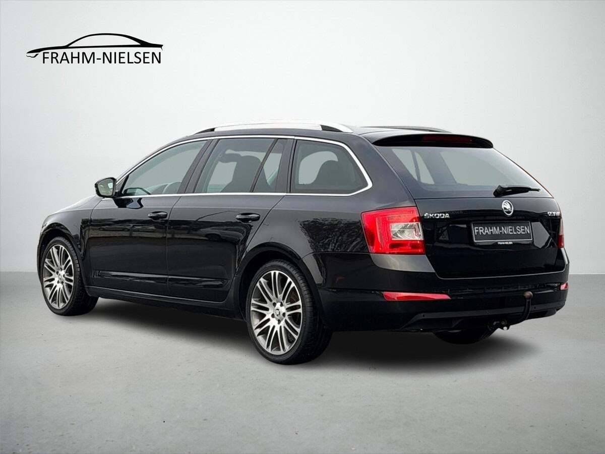 Gul Skoda Octavia fra 2016