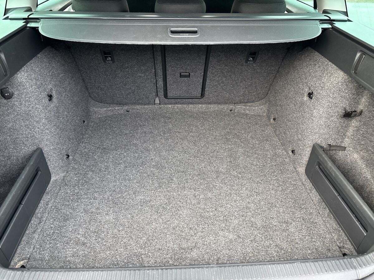 Gul Skoda Octavia fra 2016