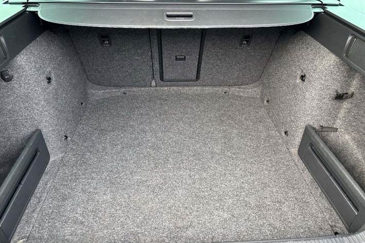 Gul Skoda Octavia fra 2016