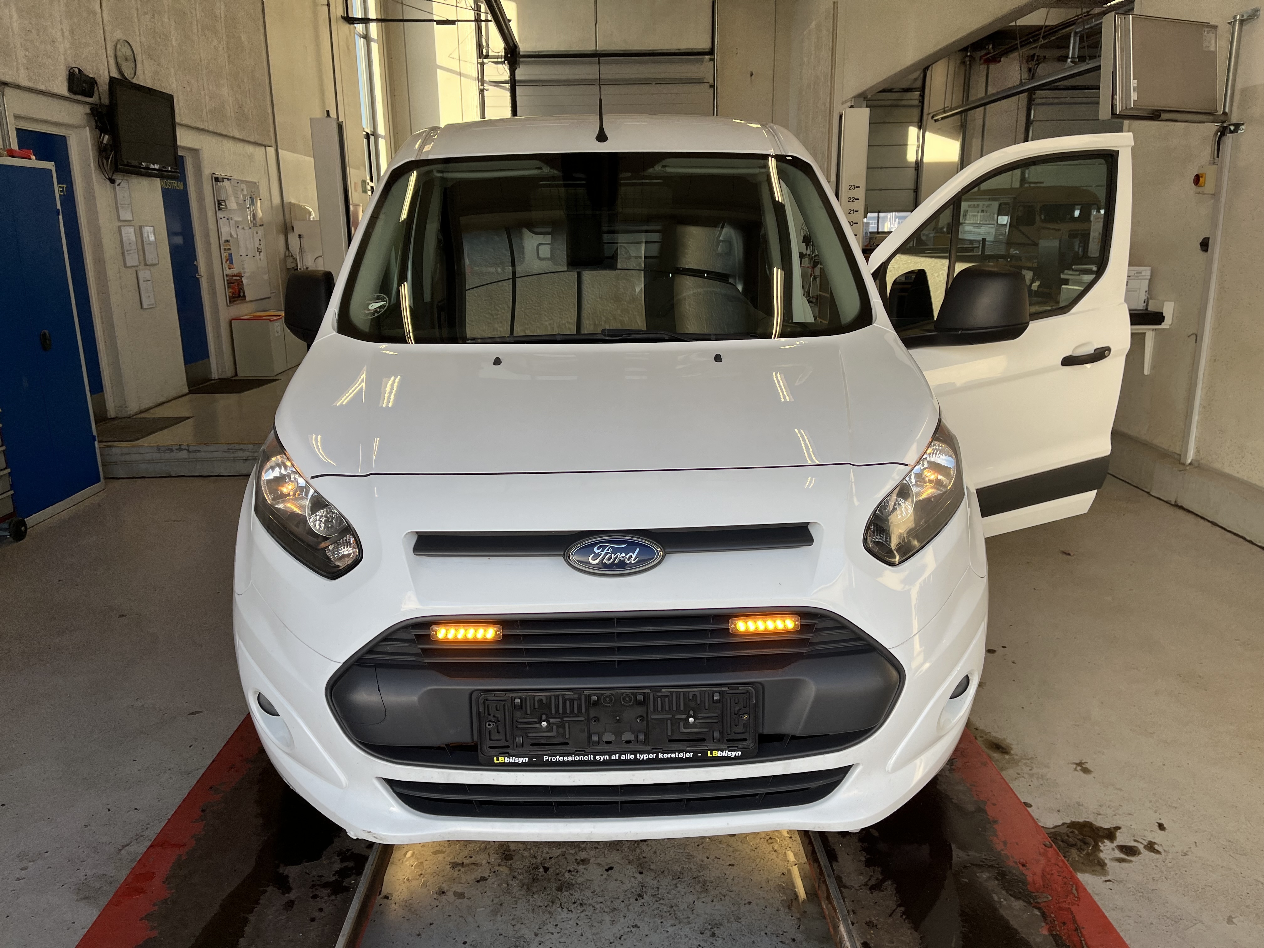 Hvid Ford Transit Connect fra 2017