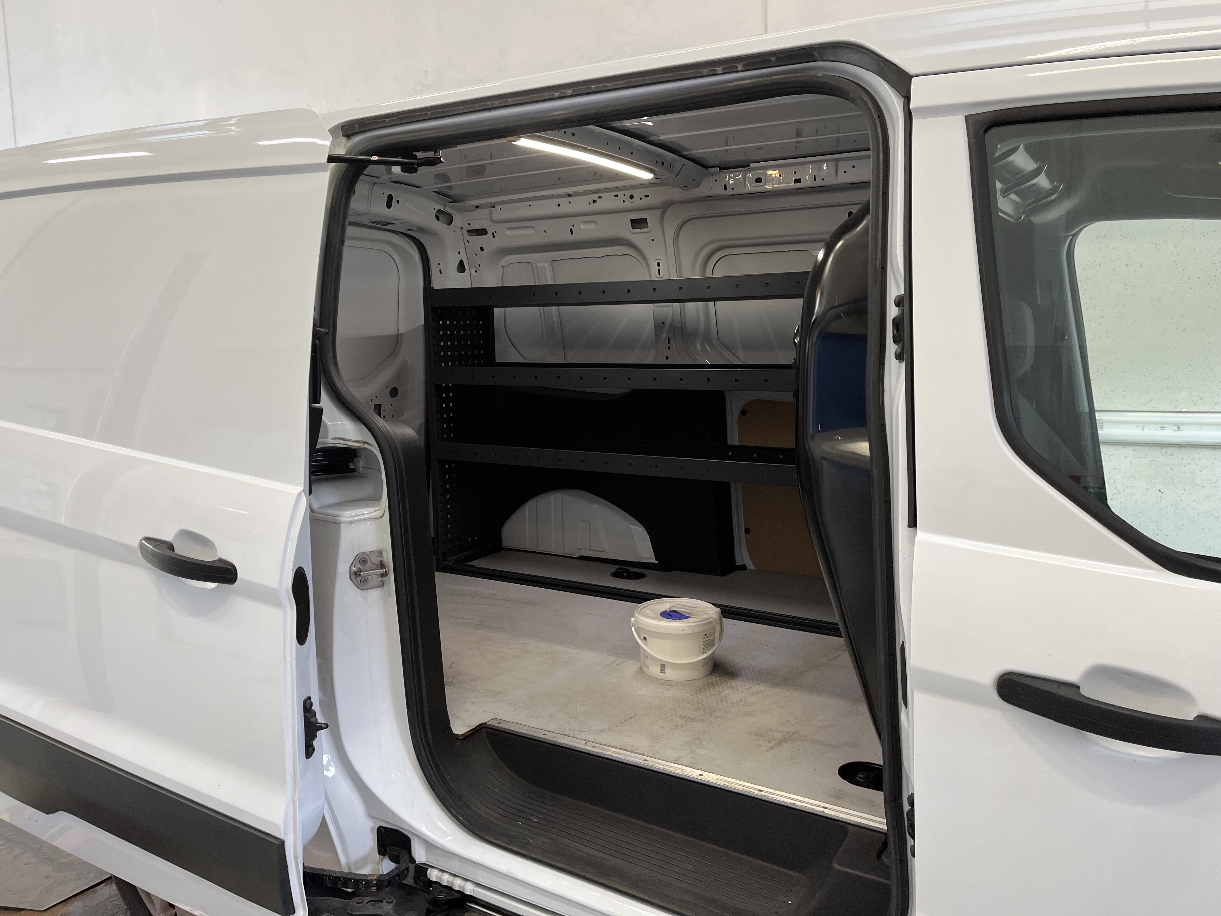 Hvid Ford Transit Connect fra 2017