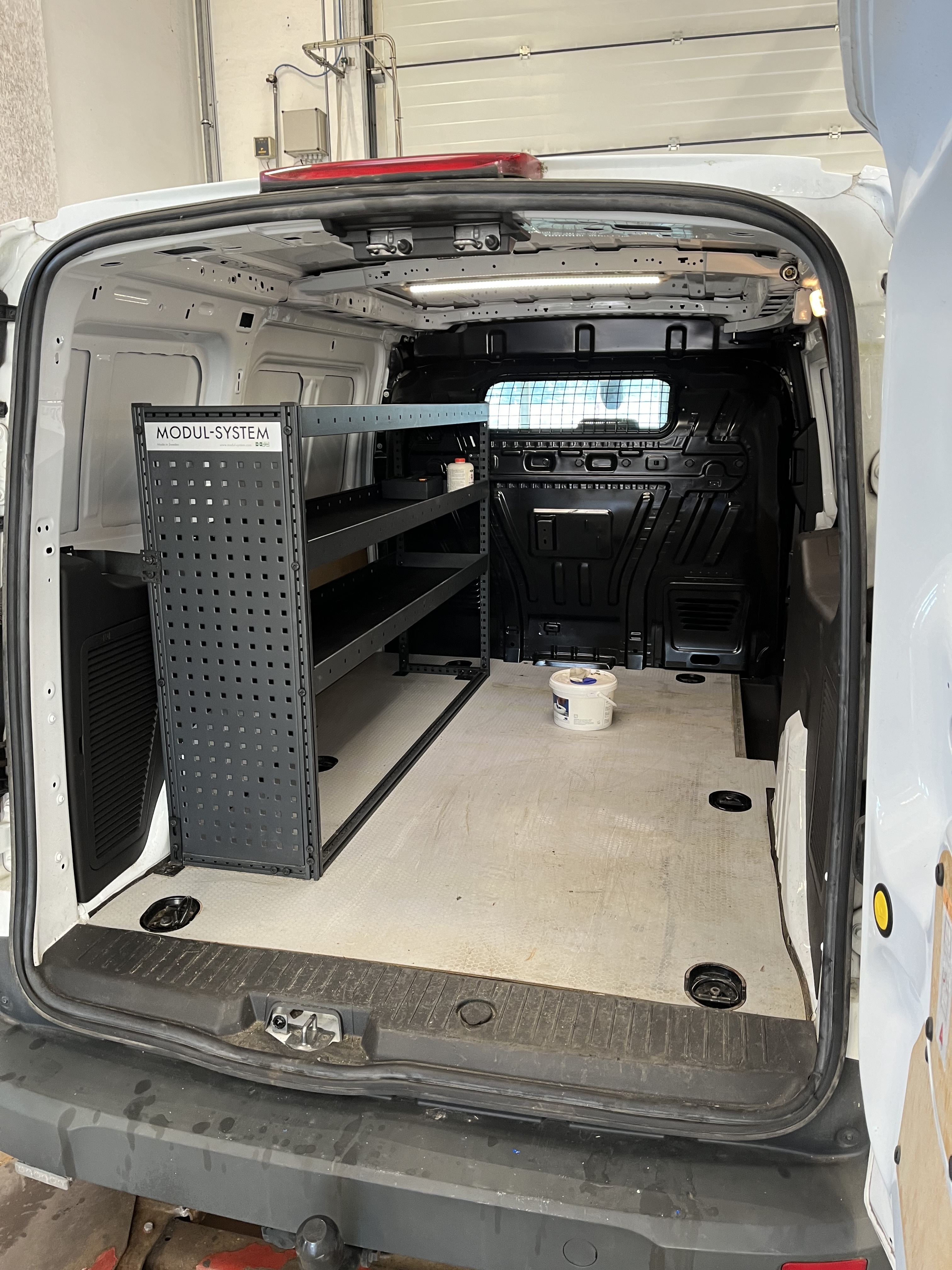 Hvid Ford Transit Connect fra 2017