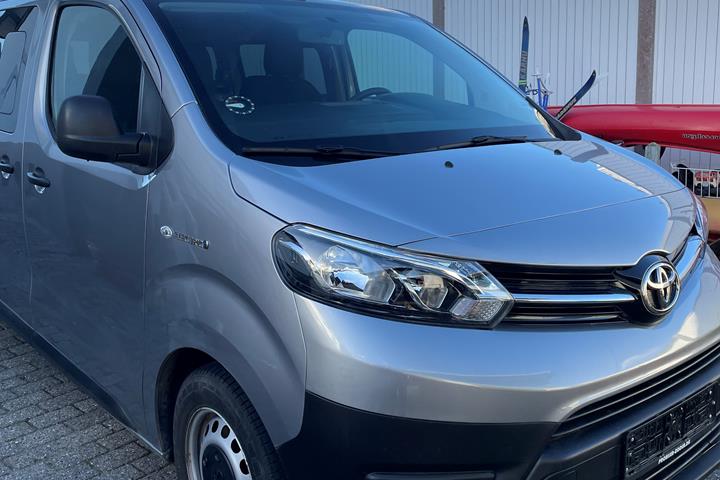 Grå Toyota Proace Electric fra 2022
