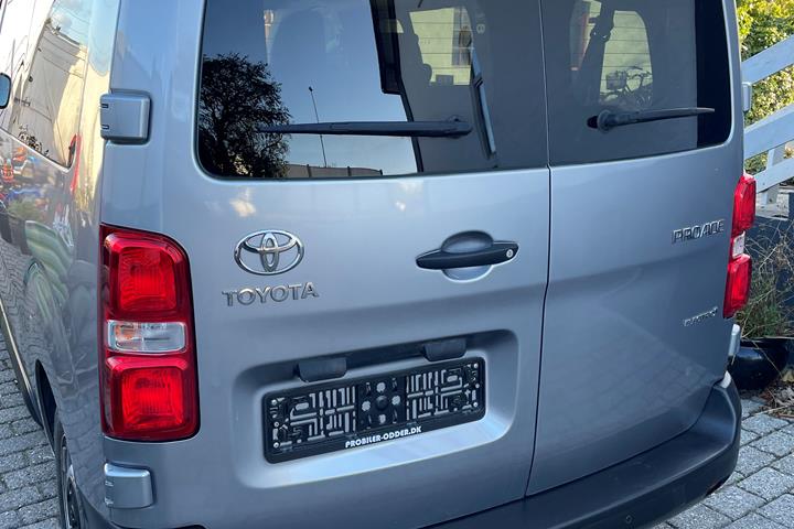 Grå Toyota Proace Electric fra 2022