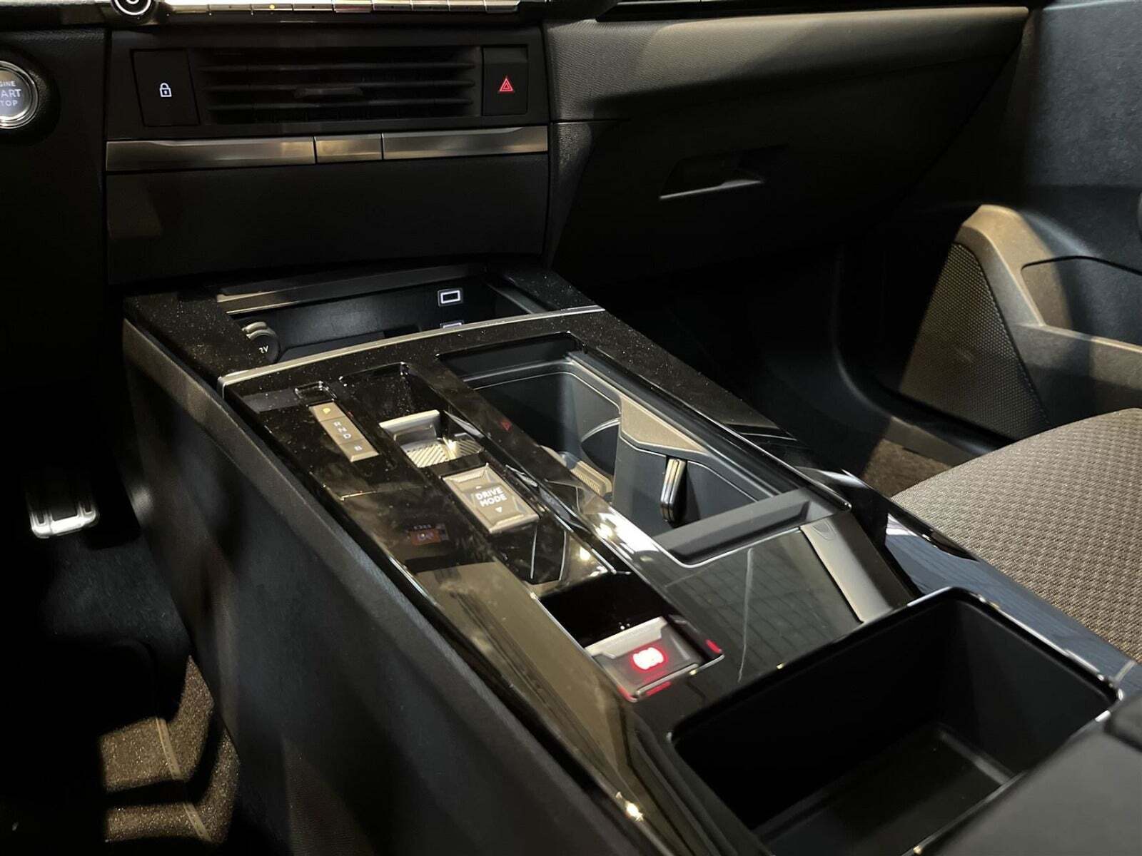 Gul Opel Astra-e fra 2024 set indefra