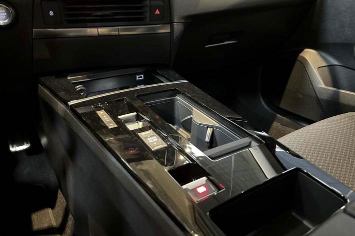 Gul Opel Astra-e fra 2024 set indefra