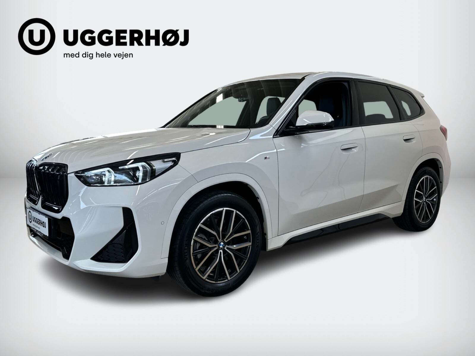 Hvid BMW iX1 fra 2023 set udefra