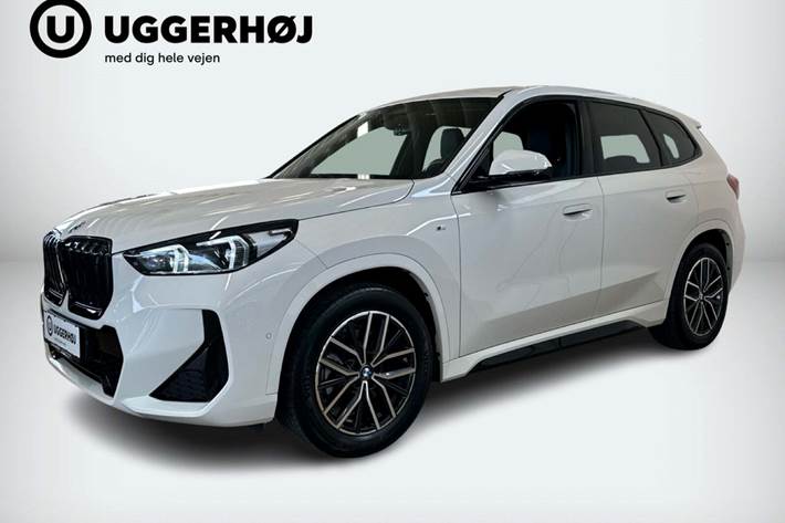 Hvid BMW iX1 fra 2023 set udefra