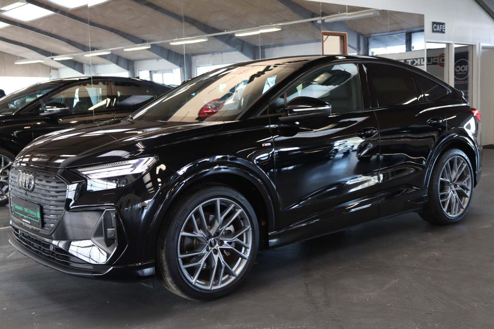 Sort Audi Q4 e-tron fra 2022 set udefra