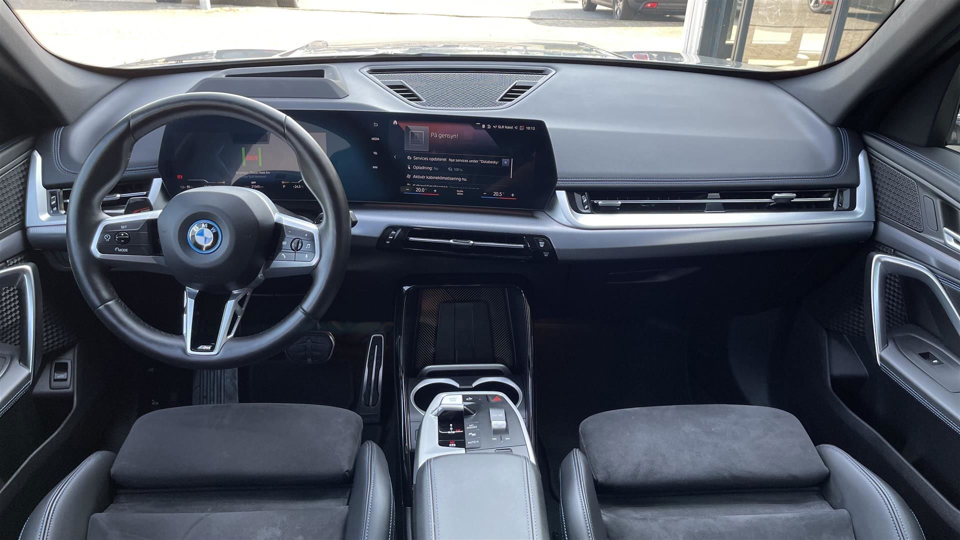 Sølv BMW iX1 fra 2023