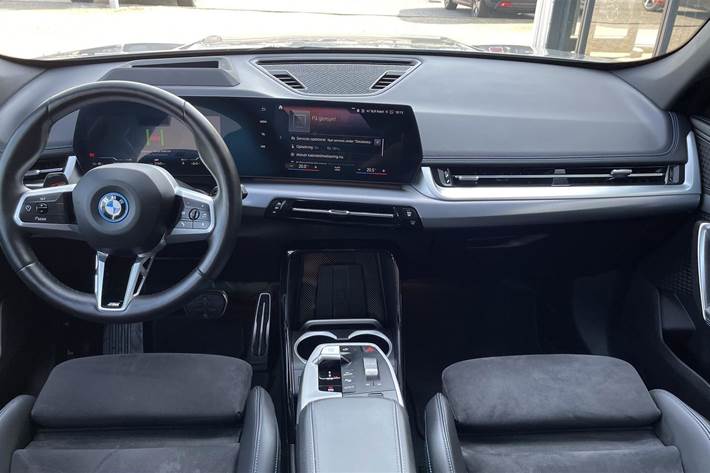 Sølv BMW iX1 fra 2023