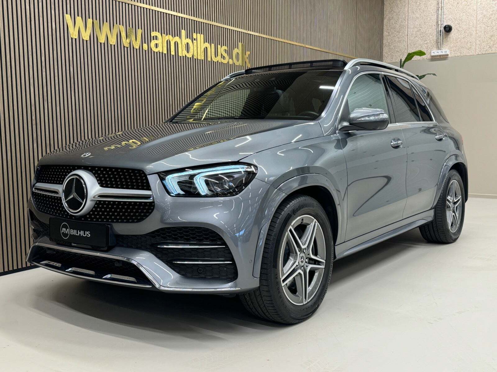 Grå Mercedes GLE350 de fra 2022 set udefra
