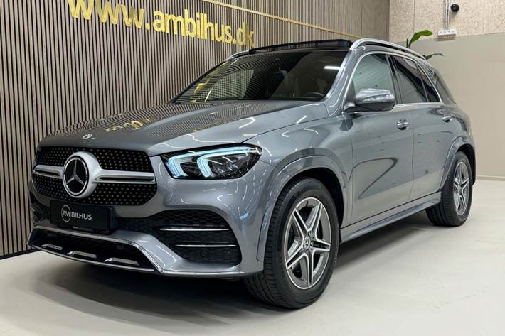 Grå Mercedes GLE350 de fra 2022 set udefra