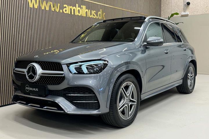 Grå Mercedes GLE350 de fra 2022 set udefra