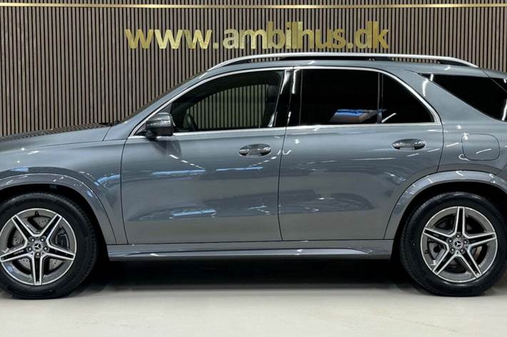 Grå Mercedes GLE350 de fra 2022 set udefra