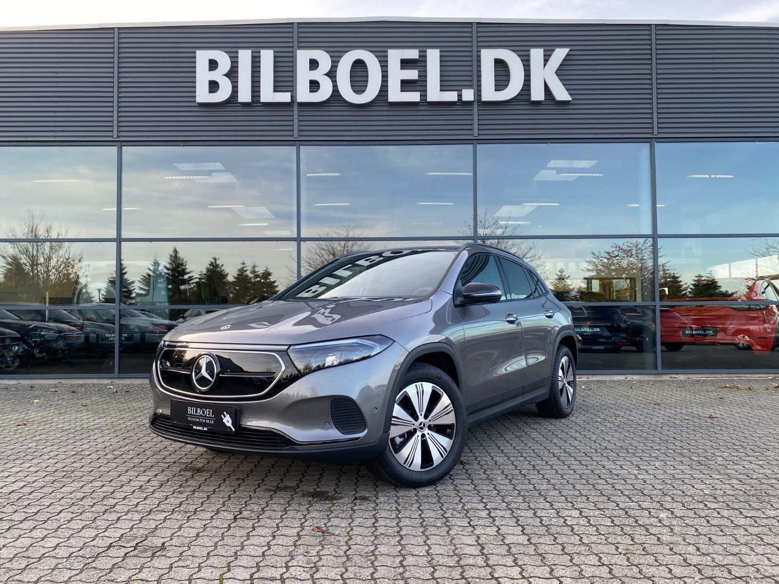 Grå Mercedes EQA250+ fra 2023