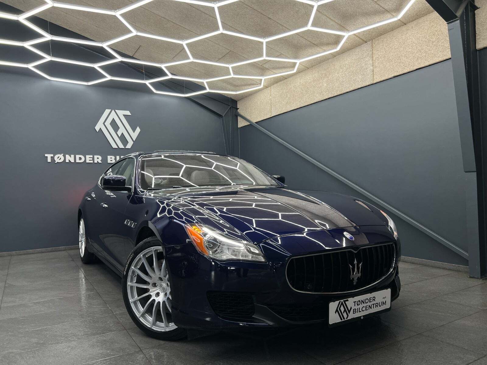 Blå Maserati Quattroporte fra 2015 set udefra