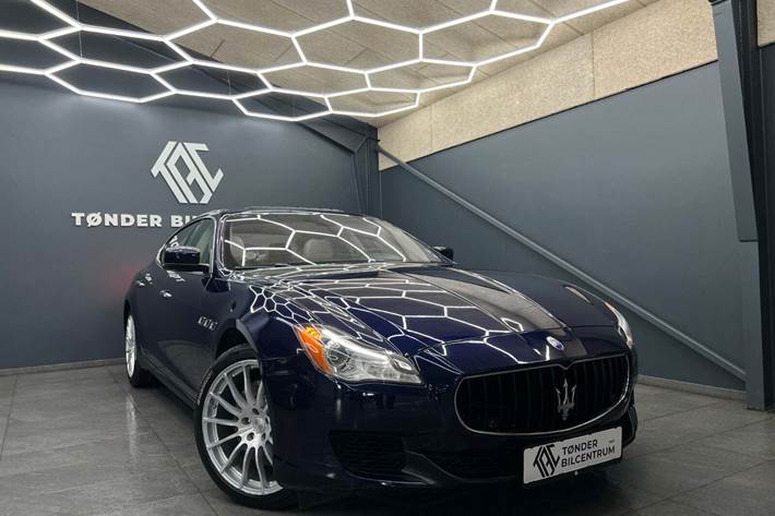 Blå Maserati Quattroporte fra 2015 set udefra